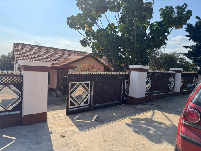 Versatile house with flatlet, garden, and garage in Leopards Bush for sale.
