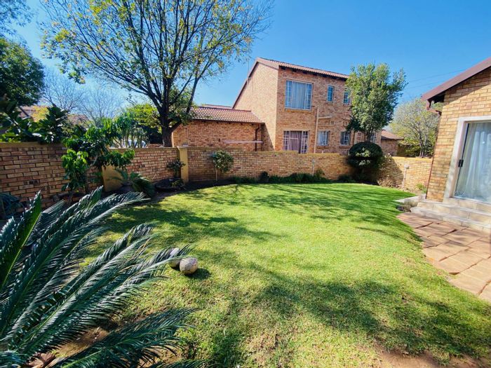 For Sale: Townhouse in Amberfield with 3 bedrooms, garage, and garden access.