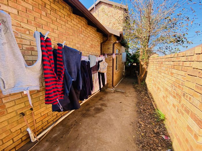 Townhouse for sale in Amberfield: 3 bedrooms, garden, secure complex, prepaid electricity.