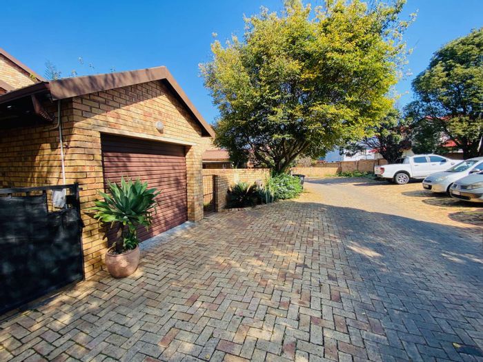 Townhouse for sale in Amberfield: 3 bedrooms, garden, secure complex, prepaid electricity.