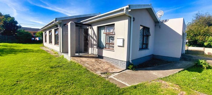 3-Bedroom House For Sale in Levallia with Garage, Open-Plan Living, Great Potential.