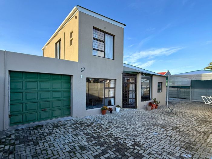 De Kelders House For Sale: 3 Bedrooms, Braai Room, Steps from the Beach.