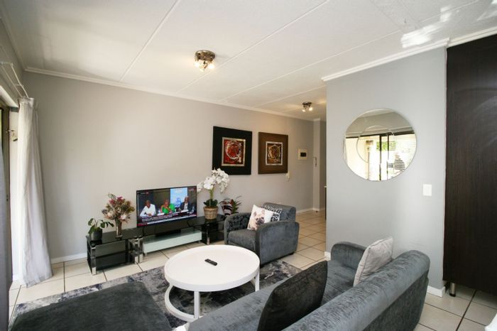 Fourways Cluster To Rent: 2 bed, pool, clubhouse, tennis court, private garden.