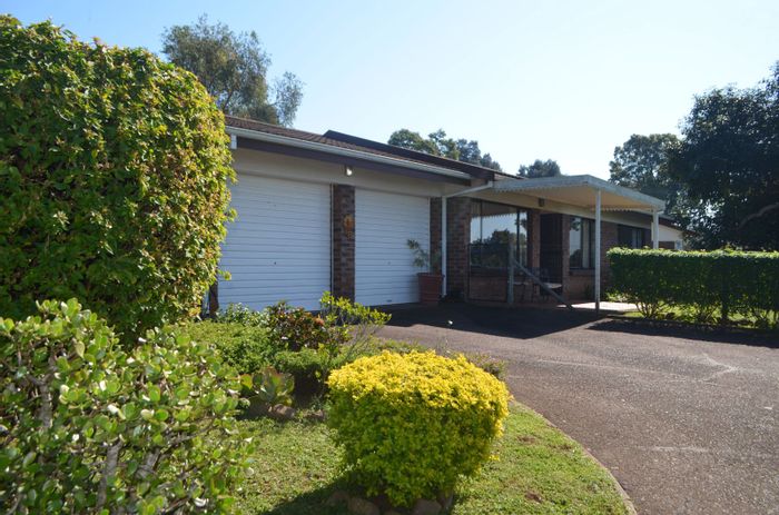 Pet-friendly townhouse in Waterfall: 3 beds, 2 baths, double garage, garden. For Sale.