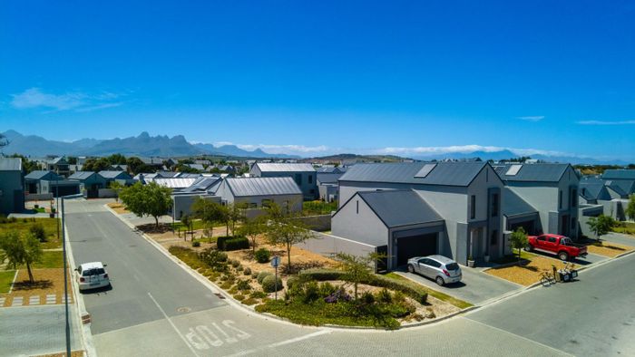 House To Rent in Aan De Wijnlanden: 3 beds, 2 baths, double garage, entertainment area.