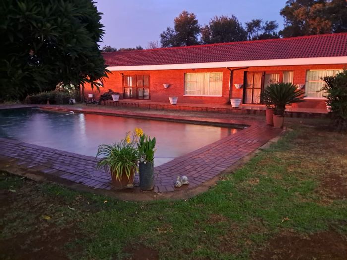 Mnandi Farm For Sale: 8.5ha, 3-phase electricity, rental income, borehole.