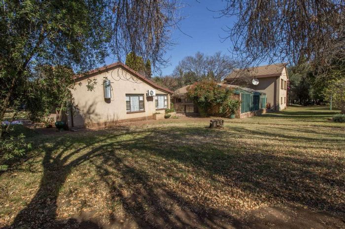 Mnandi Farm For Sale: 8.5ha, 3-Phase Electricity, stables, boreholes, and more.