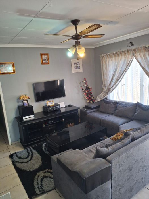 2-Bedroom House on The Hill To Rent with Open Plan Living and Parking.