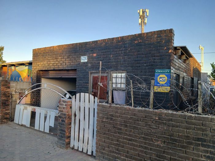 For Sale: 2-bedroom house in Kwanonqaba with garage and built-in braai area.