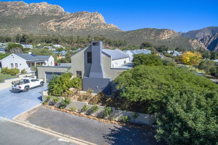 House for Sale in Montagu Central: 3 beds, outdoor entertainment, vineyard nook, double garage.