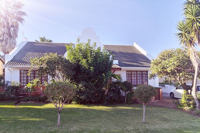 Noorsekloof House For Sale: 3 Bedrooms, Flat, Double Garage, Braai Area.