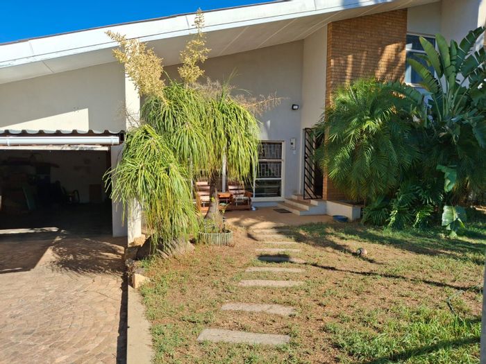 Doornkuil House For Sale: 4 Bedrooms, pool, flatlet, ample parking, versatile spaces.