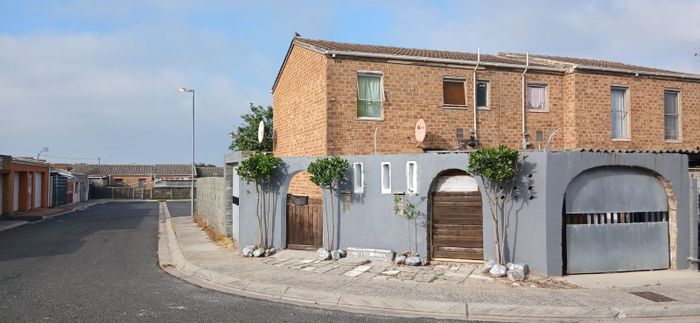 Westridge House For Sale: 3 Bedrooms, parking for 5-6, entertainment area.