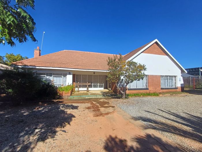 3 Bedroom house for sale in Wilkoppies, ideal for business with ample parking.