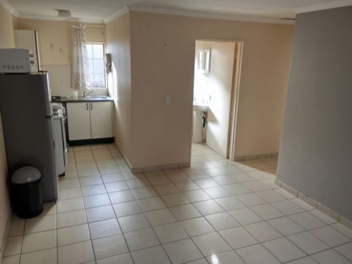Klipfontein House For Sale: 4 Bedrooms, large yard, garage, and carports.