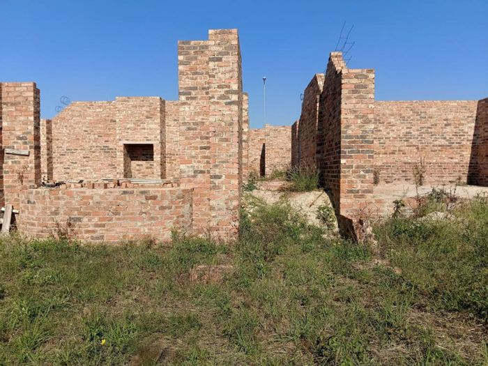 Bendor House For Sale: Incomplete, customizable home in secure estate, 753 m² land.