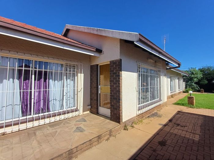 For Sale: Spacious 4-Bedroom House in Meiringspark Ext 6 with Pool and Lapa.