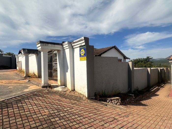 3 Bedroom House For Sale in Kamagugu with open-plan layout and secure parking.