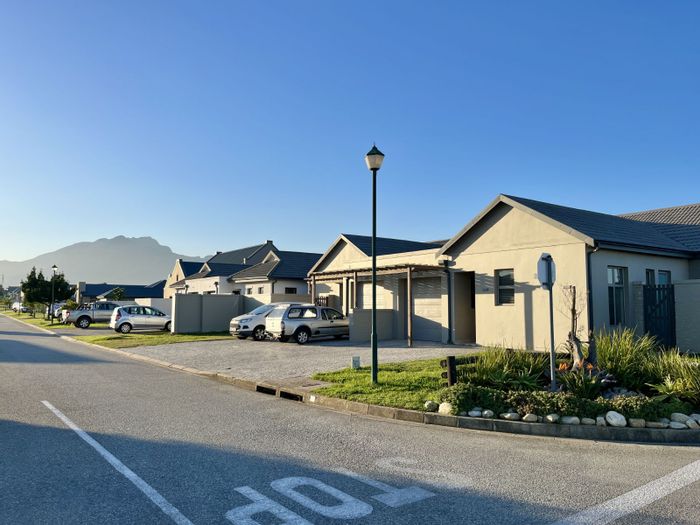 House For Sale in Blue Mountain Village: 3 beds, garage, near beach and mall.