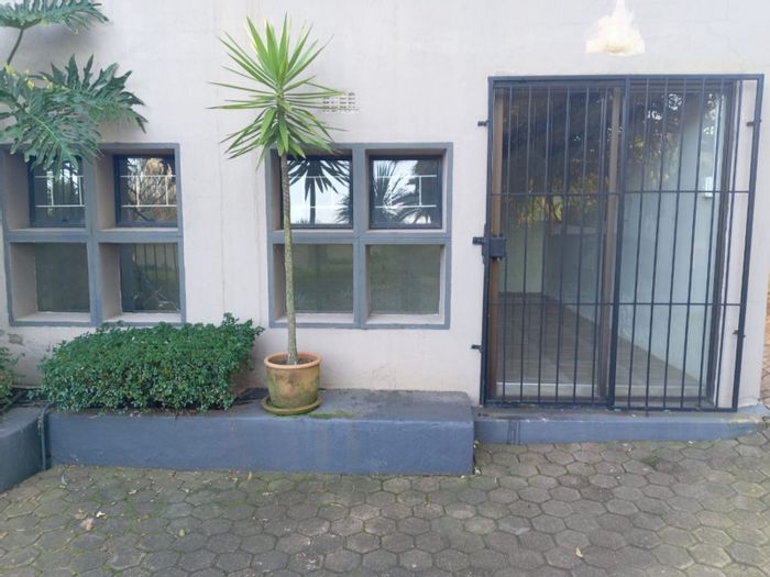 Weltevreden Park House To Rent: Private garden access, ideal for single occupant.