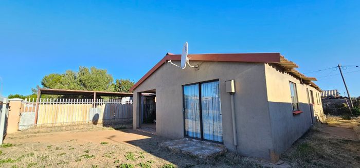 For Sale: Family-friendly 3-bedroom house in Roodepan with parking and storage.