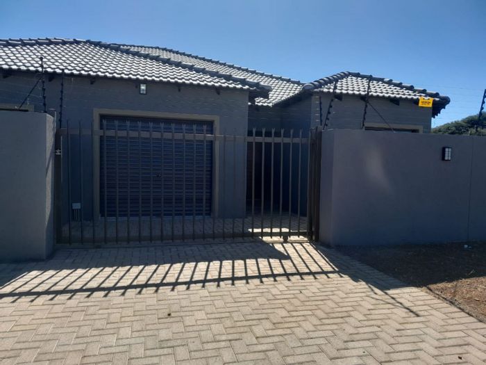 3-Bedroom Townhouse in Kuruman Central To Rent with yard and motorized gate.