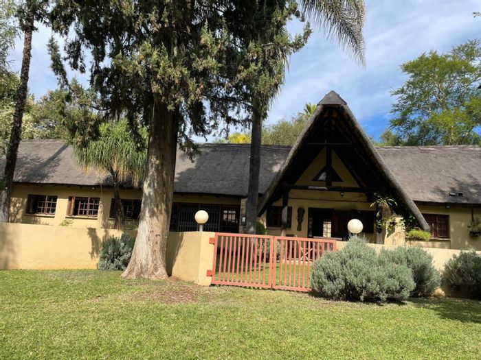 Dalmada AH Farm For Sale: 2ha, 4 beds, pool, borehole, solar system.