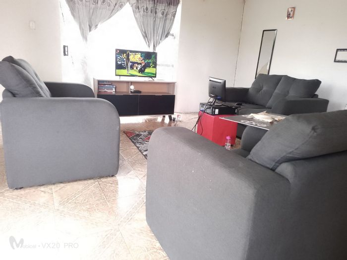 For Sale: 3-Bedroom House in Motherwell with garage, parking, and spacious layout.