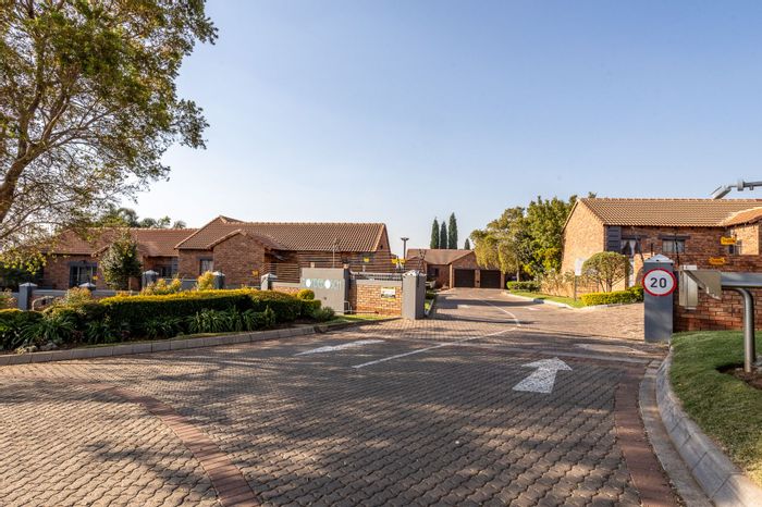 For Sale: 3-Bedroom Townhouse in Mooikloof Ridge with Garden, Garage, and Clubhouse.