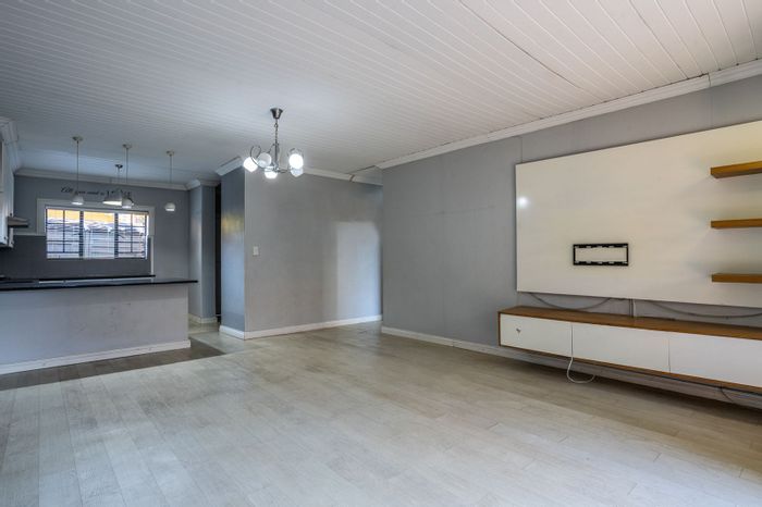 For Sale: 3-Bedroom Townhouse in Mooikloof Ridge with Garden, Garage, and Clubhouse.