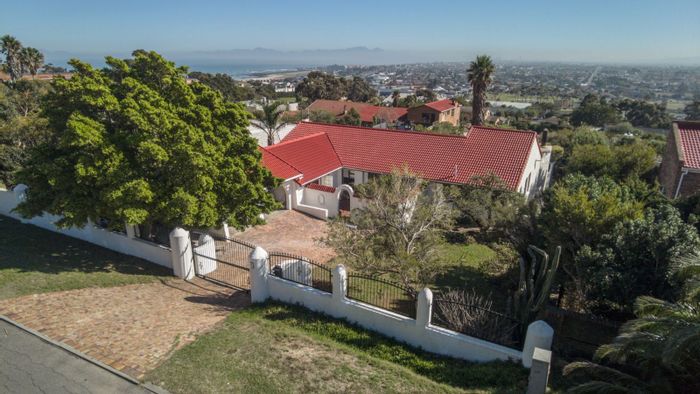 Mountainside House For Sale: 3 beds, pool, flatlet, ocean views, room to expand.