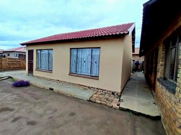 House for Sale in Mamelodi East: 5 beds, rental potential, spacious yard.