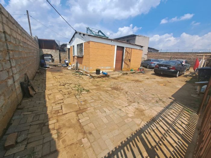 Nellmapius House For Sale: 1-bed, double stand, secure, near amenities.