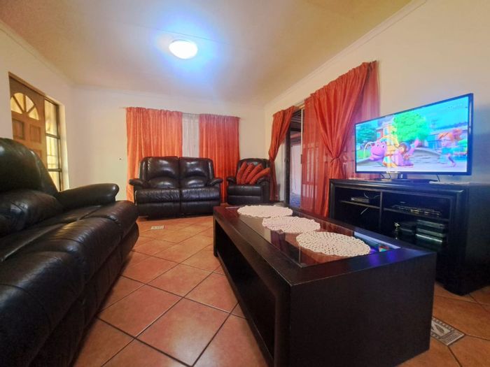 Eersterust House For Sale: 6 beds, flatlet, garage for 4, near amenities.