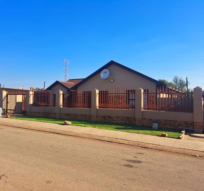 Eersterust House For Sale: 5 bedrooms, flatlet, garage for 4 cars, close amenities.