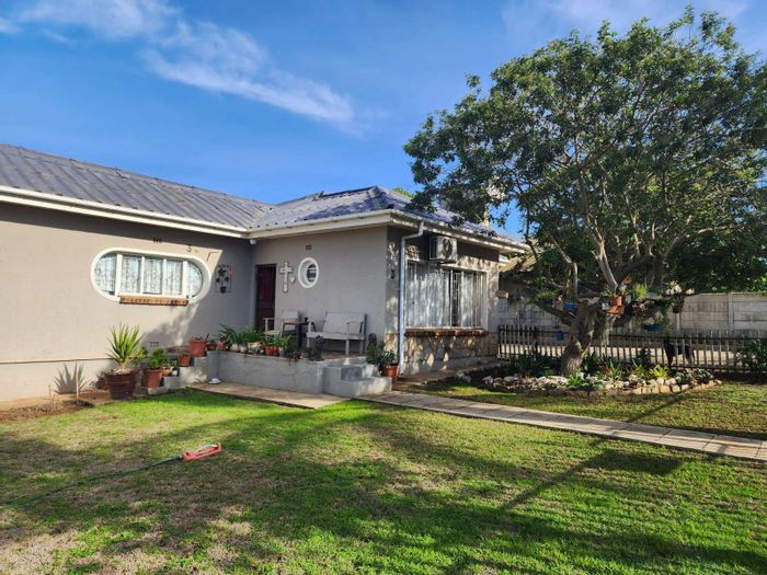 Ashton Central House For Sale: 3 Bedrooms, Braai Area, Potential Flatlet, Secure Yard.