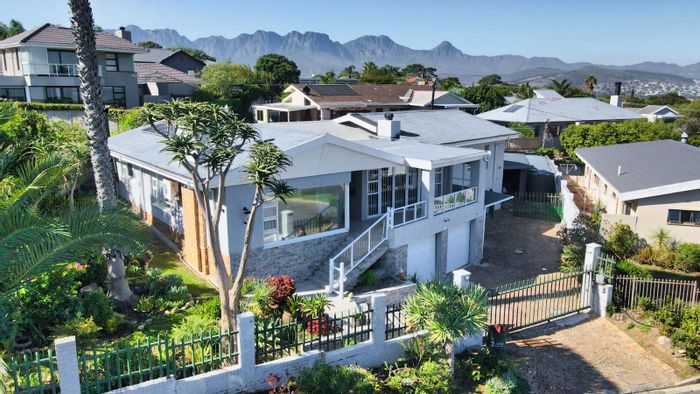 For Sale: House in The Links with pool, braai lapa, and independent flatlet.