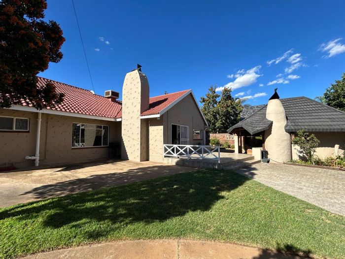 For Sale: House in Monument Heights with pool, bar, garage, and staff accommodation.