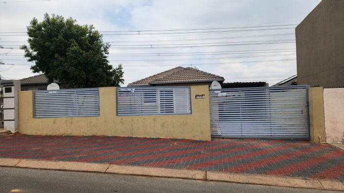 House for Sale in Riverside View: 3 Bedrooms, spacious living area, carport.
