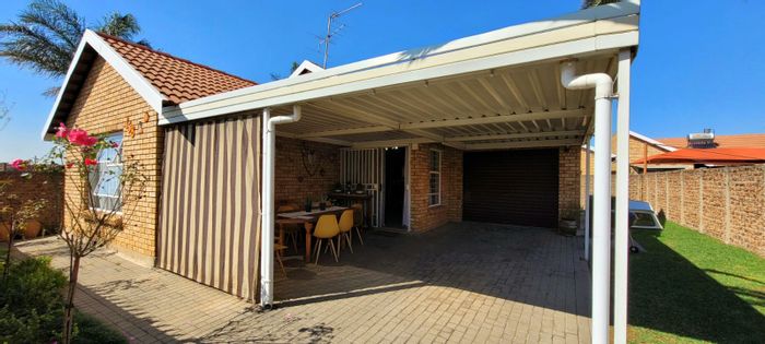 Bonaero Park Townhouse For Sale: 3 beds, private garden, secure living, garage.