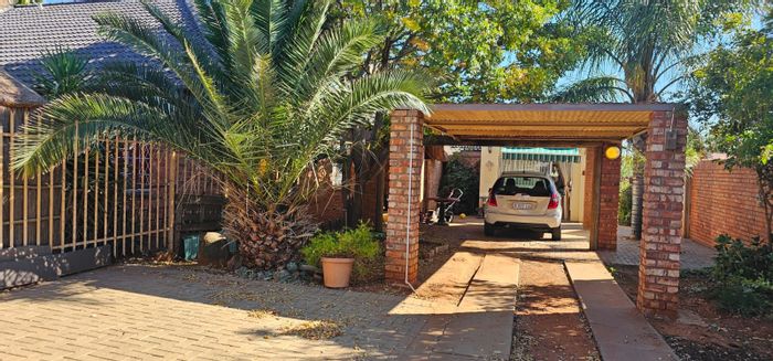 Heuwelsig House For Sale: 3 Bedrooms, pool, lapa, secure parking, low-maintenance garden.