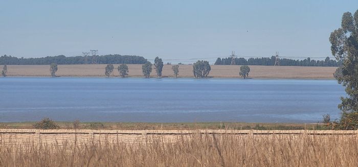 Vaal Marina Central: For Sale - Vacant Land Residential, 1.3 hectares, game reserve border.