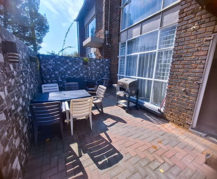 Groblerpark Townhouse For Sale: 3 bedrooms, pet-friendly, garden, prepaid electricity.