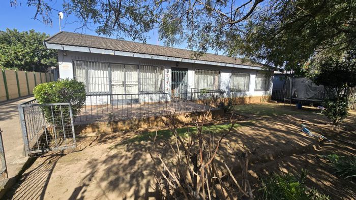 For Sale: House in Witbank Ext 20 with 3 beds, braai room, and office.