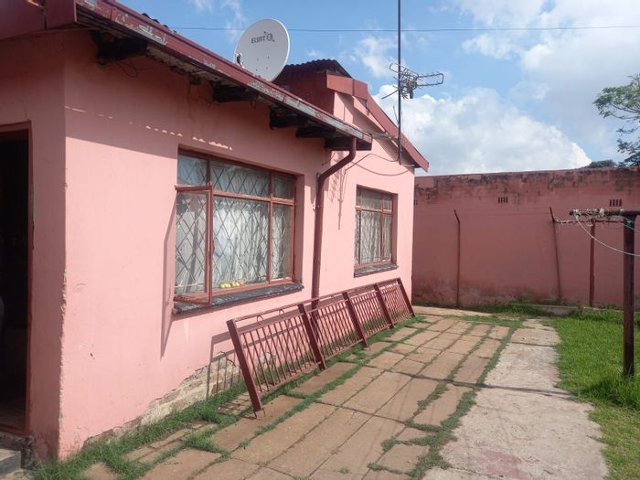 Actonville House For Sale: 6 bedrooms, 2 bathrooms, garage, outbuilding potential.