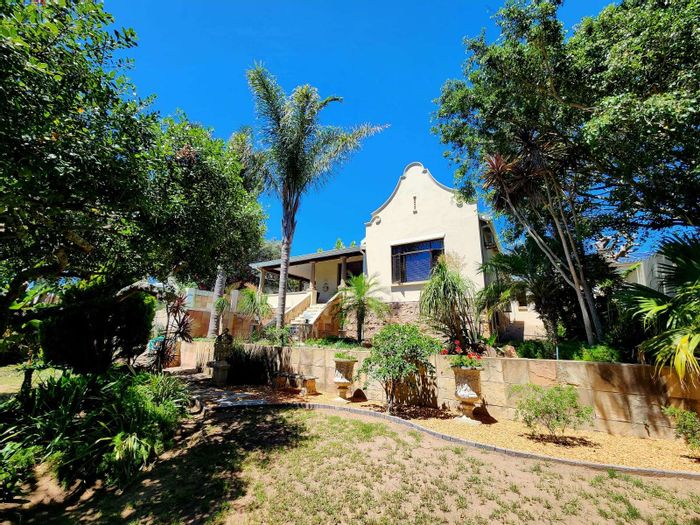 For Sale: House in Linkside with pool, study, flatlet, and 2 garages.