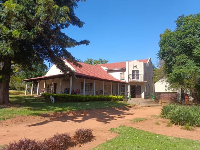 Mnandi Farm For Sale: 4-bed main house, cottage, borehole, and ample parking.