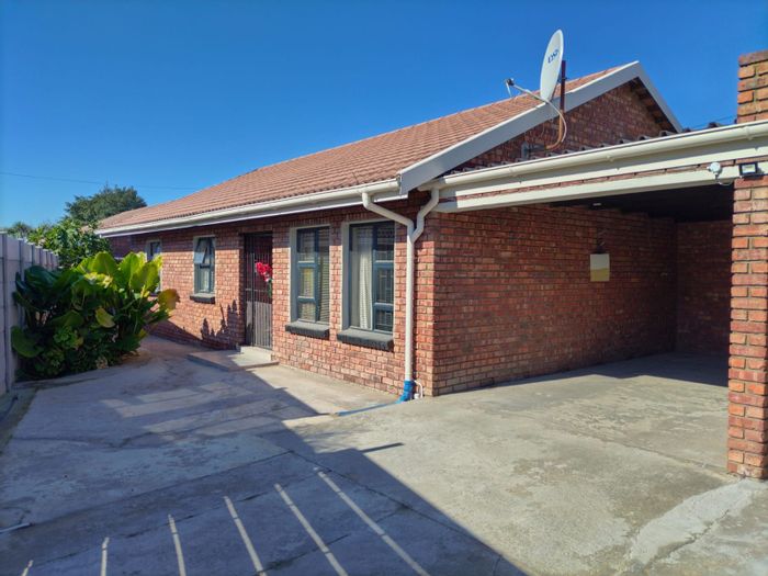 For Sale: House in George South with 3 beds, security features, and parking.
