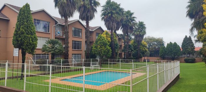 For Sale: 2-Bedroom Apartment in Florida with Secure Complex and Convenient Amenities.