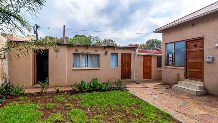 Kensington House For Sale: Spacious interiors, garden cottage, electric gate, ample parking.